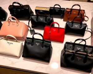 Prada handtassen: De essentie van luxe en functionaliteit