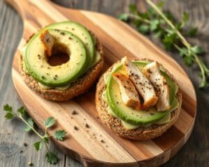 Volkoren bagels met avocado en gerookte kip