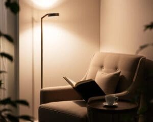 Een staande lamp die sfeer brengt in de leeshoek