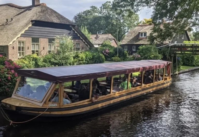 Wat maakt een elektrische rondvaartboot door Giethoorn aantrekkelijk?